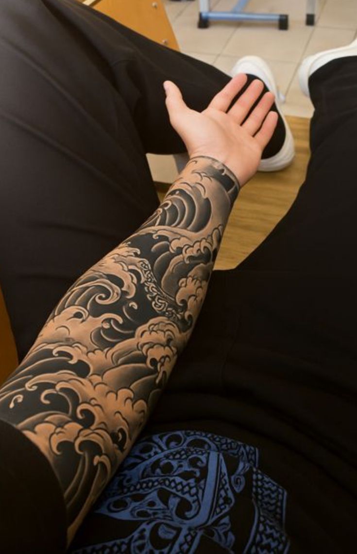 Tatuagem preta e cinza